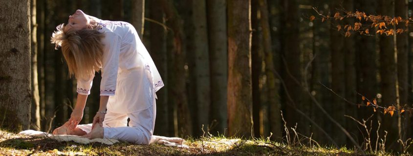 Kundalini yoga udført af Pernille Dybro